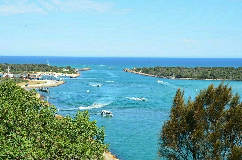 The Entrance - Lakes Entrance Featured Image